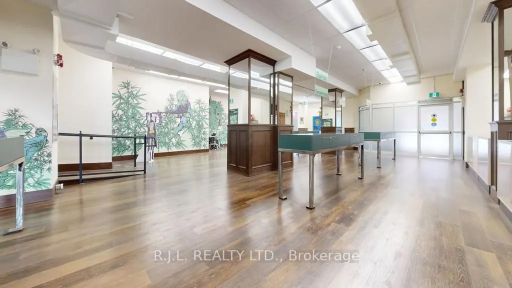 172 Simcoe Street, #Main