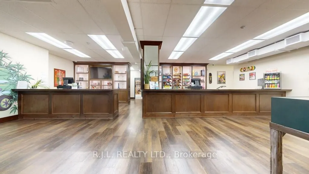 172 Simcoe Street, #Main