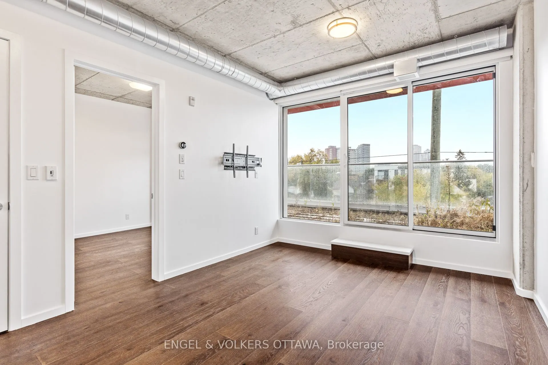 1000 WELLINGTON Street W, #305