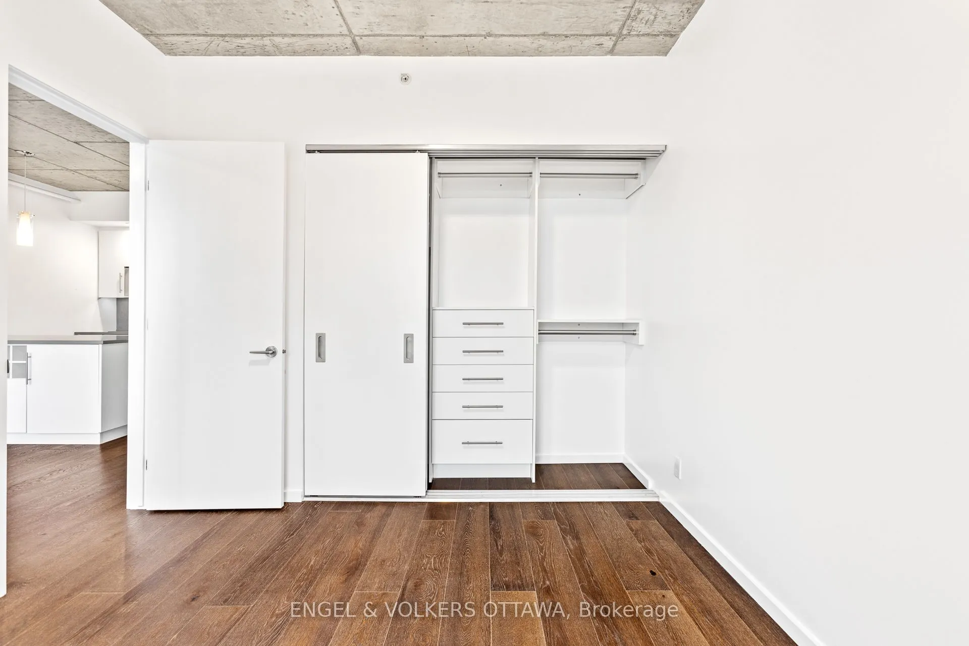 1000 WELLINGTON Street W, #305