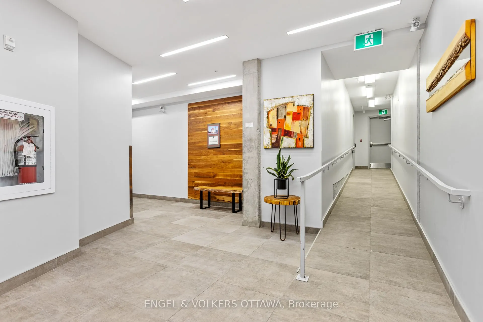 1000 WELLINGTON Street W, #305