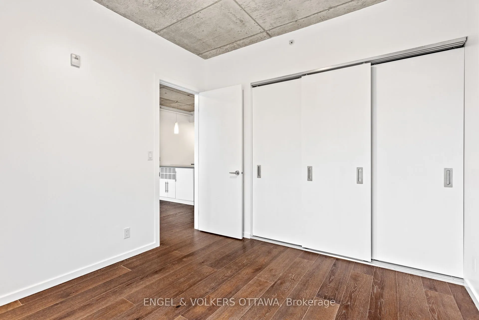 1000 WELLINGTON Street W, #305
