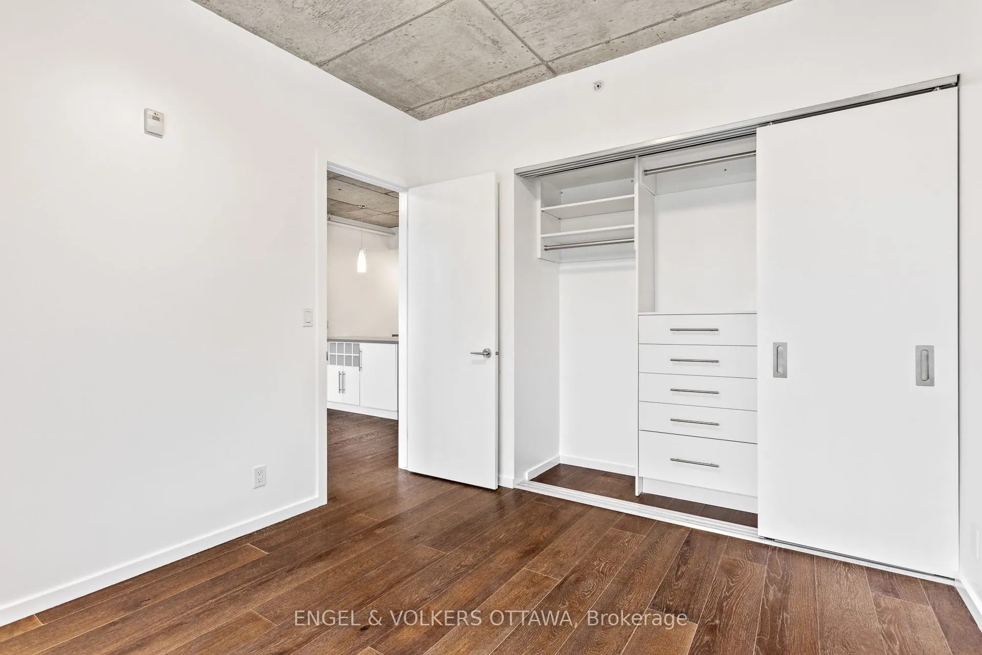 1000 WELLINGTON Street W, #305