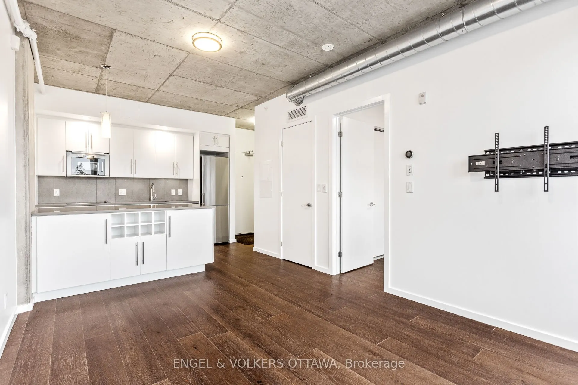 1000 WELLINGTON Street W, #305