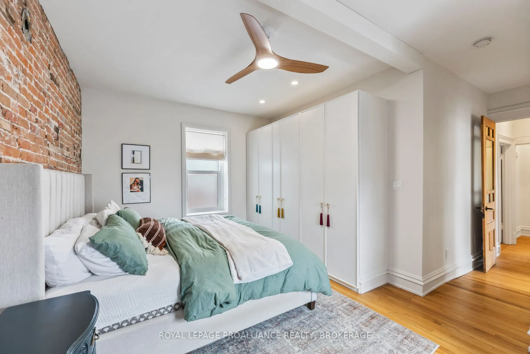 111 Dundas Street W