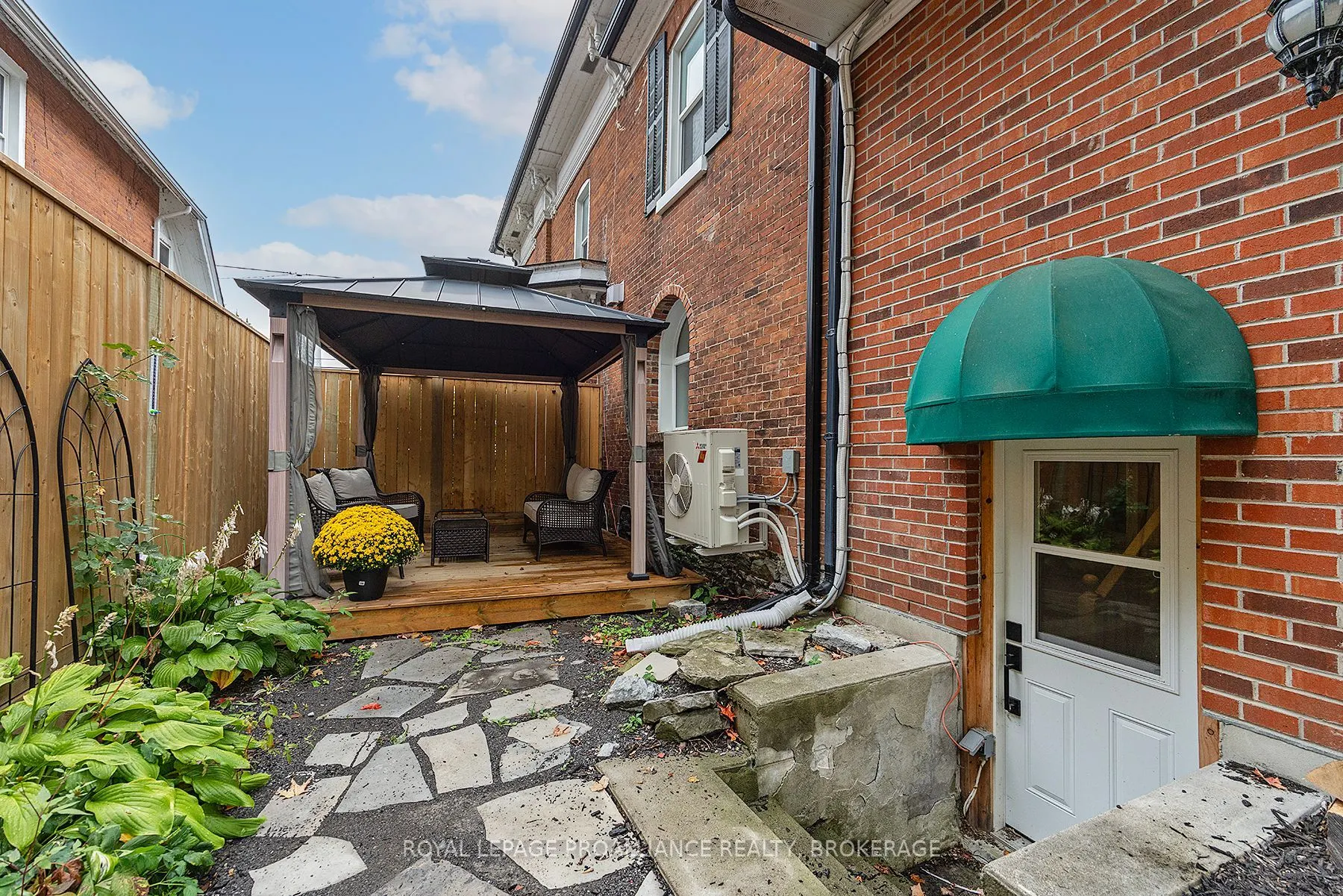 111 Dundas Street W