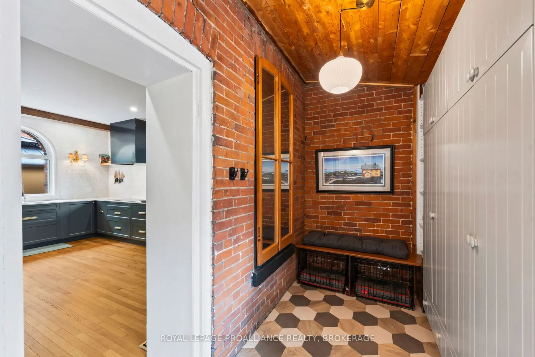 111 Dundas Street W