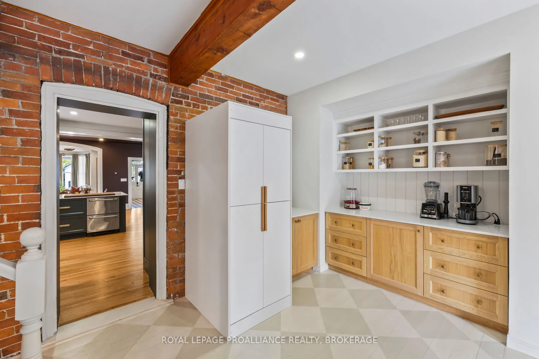 111 Dundas Street W