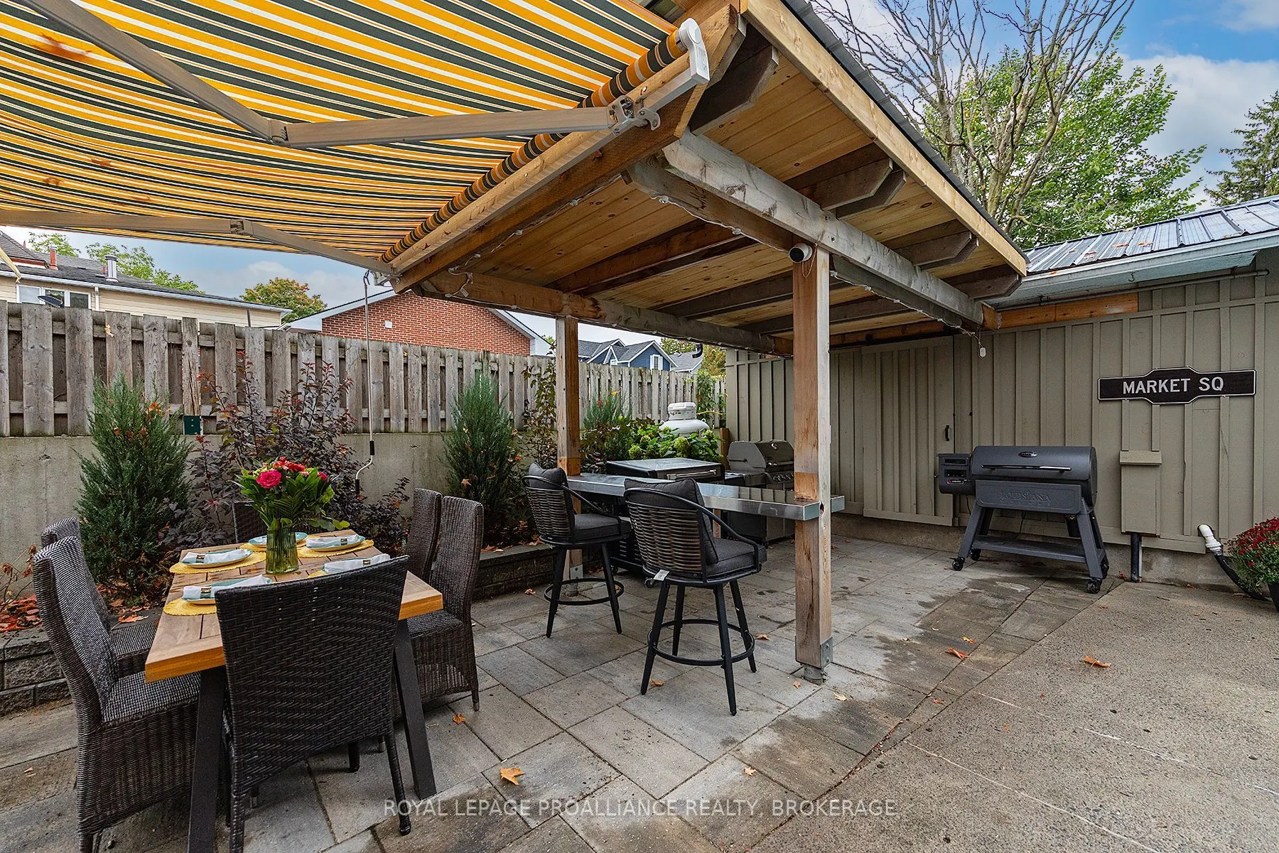 111 Dundas Street W