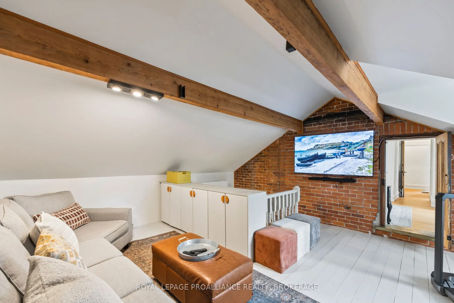 111 Dundas Street W
