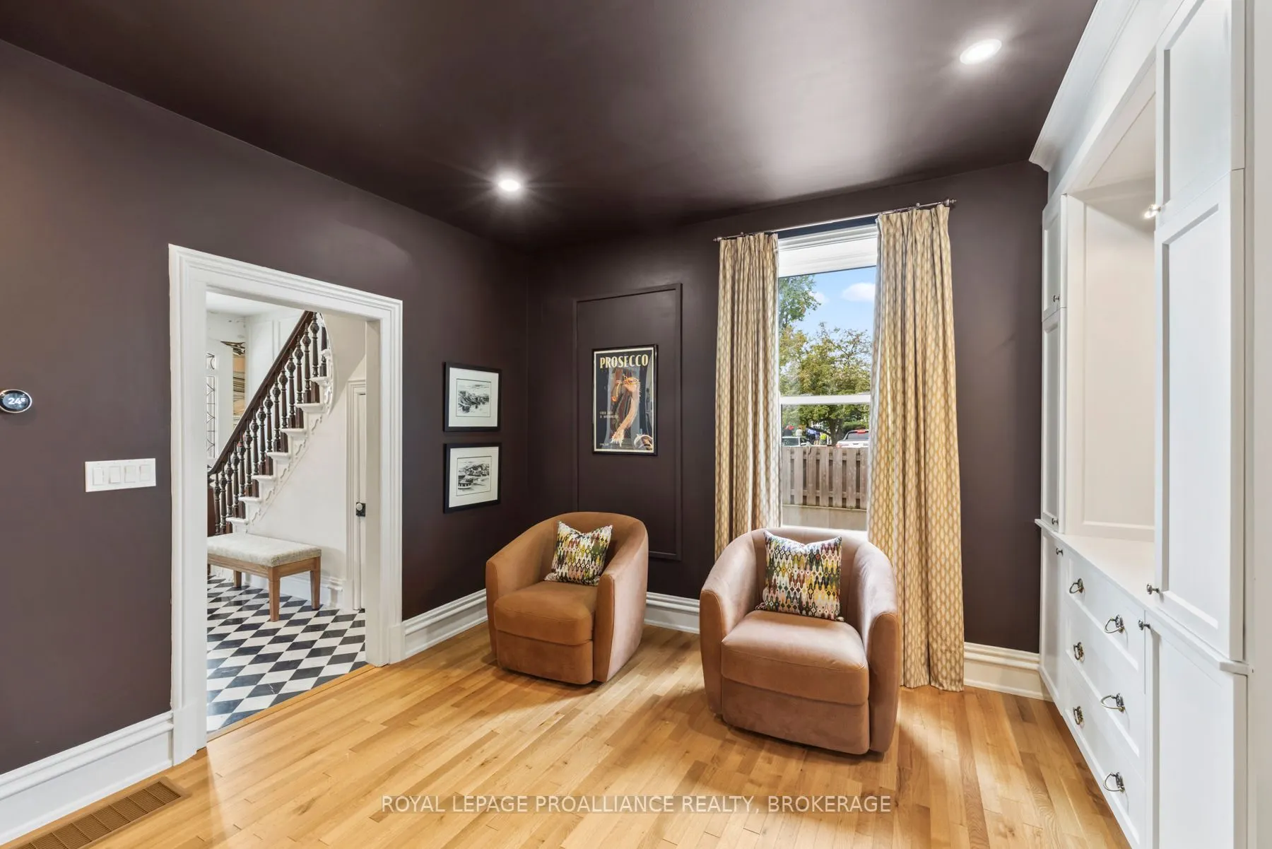 111 Dundas Street W
