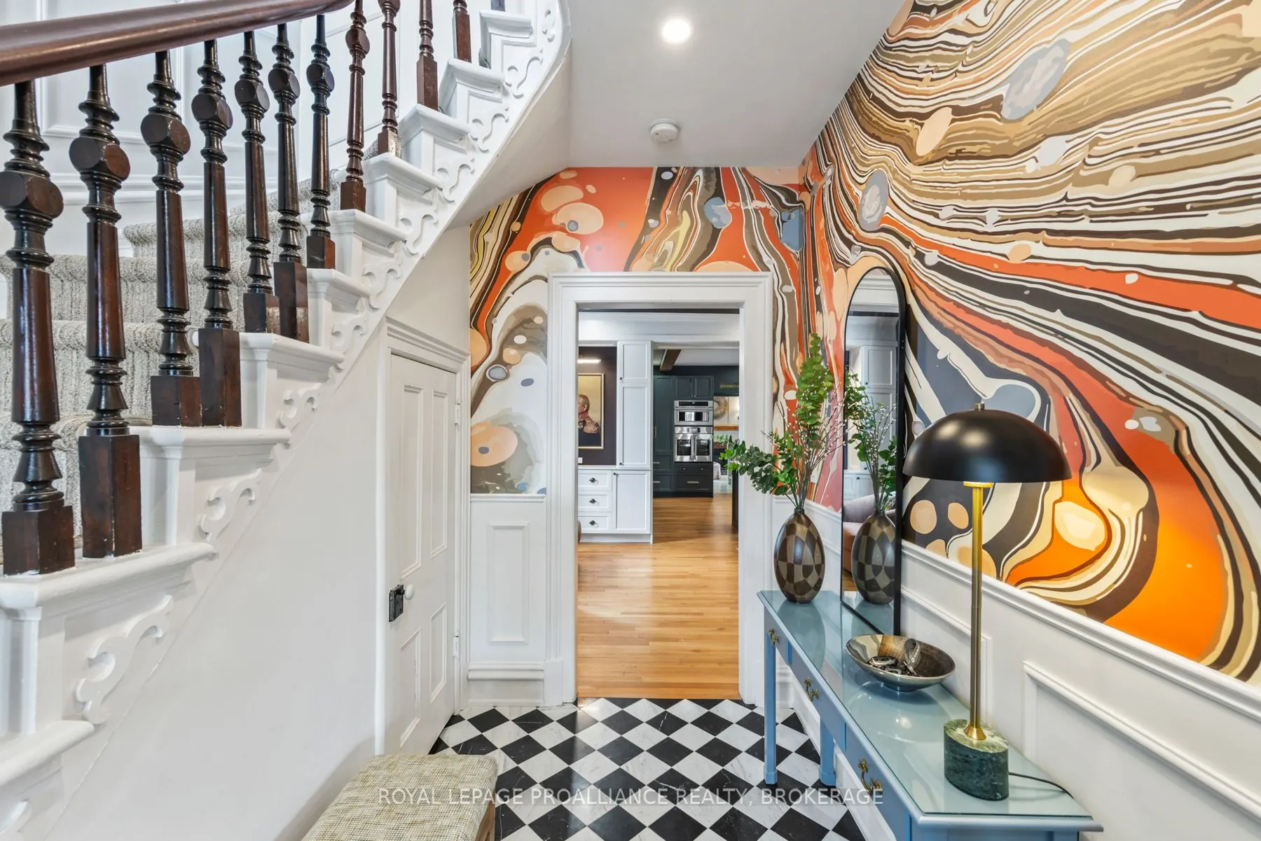 111 Dundas Street W