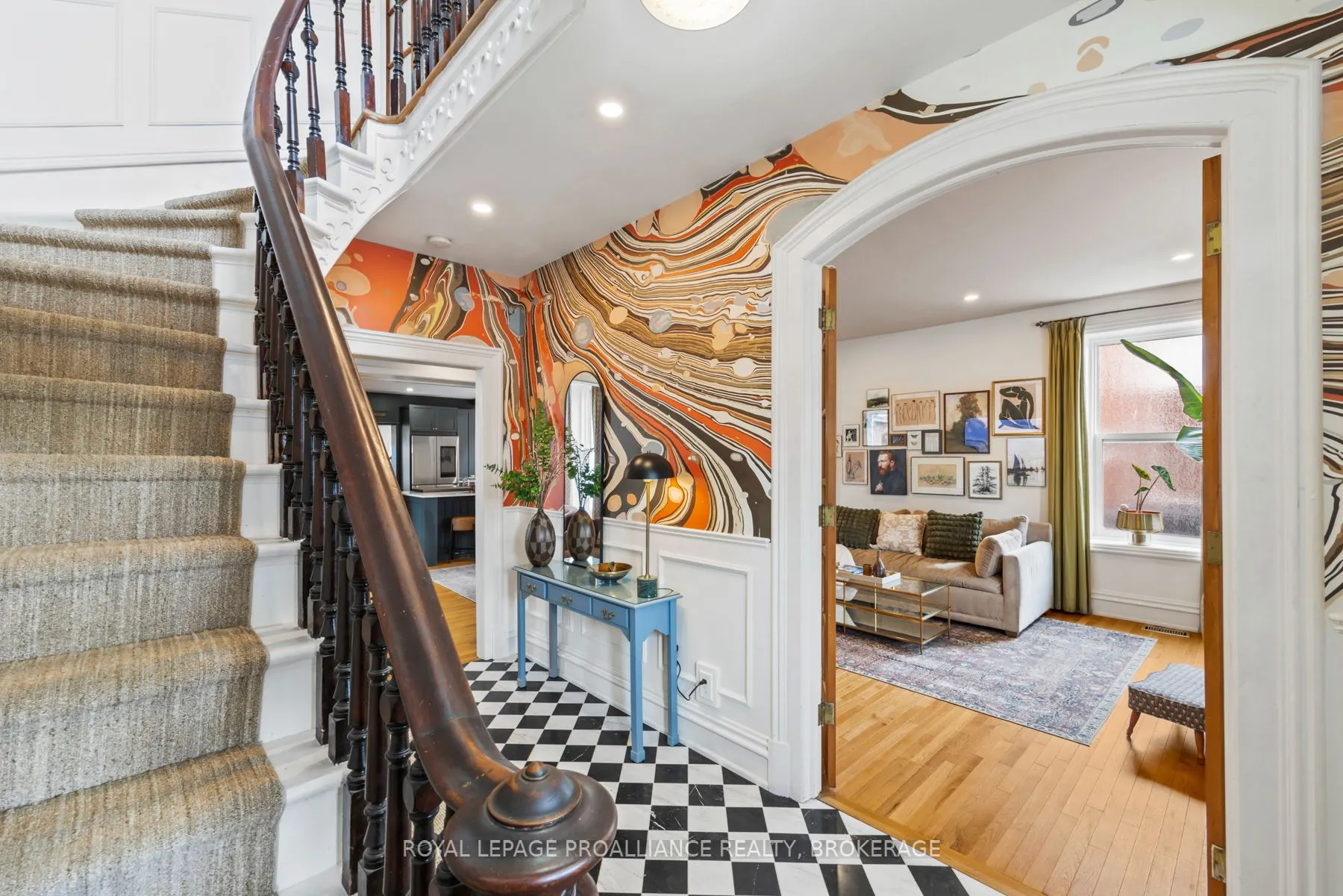 111 Dundas Street W