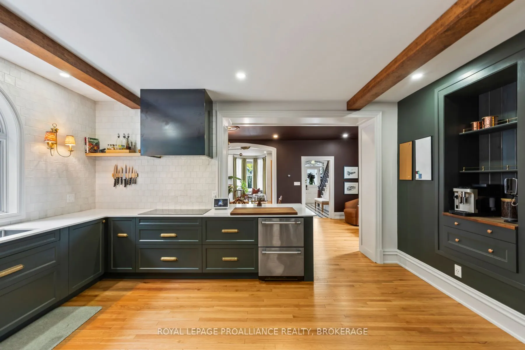 111 Dundas Street W