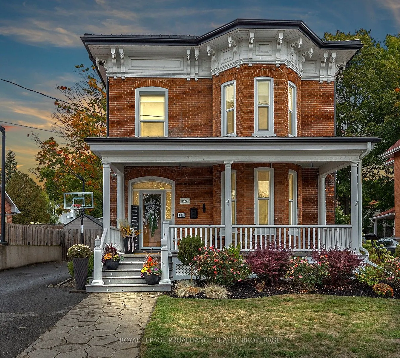111 Dundas Street W