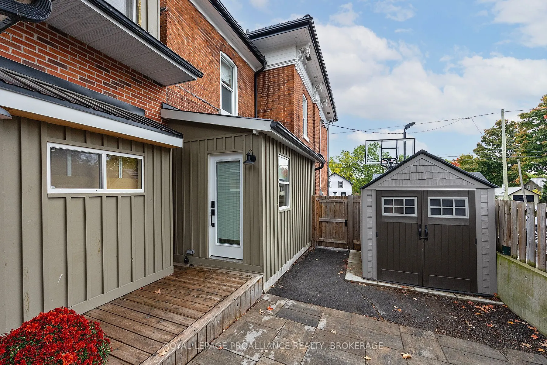 111 Dundas Street W