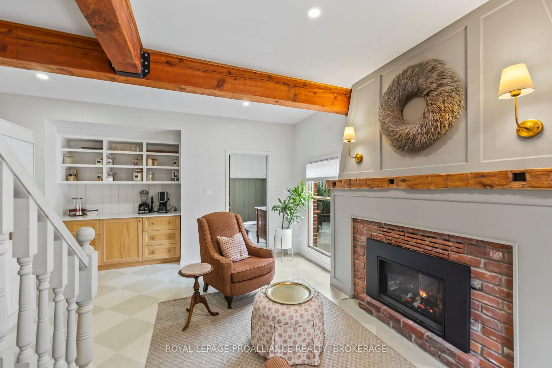 111 Dundas Street W