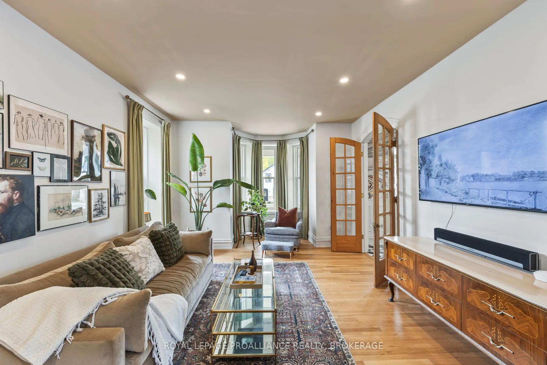 111 Dundas Street W