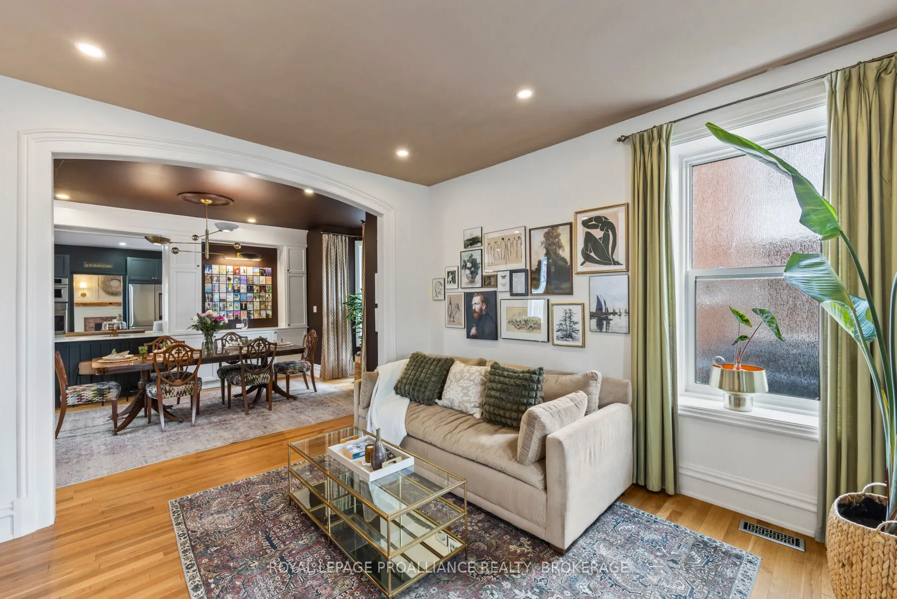 111 Dundas Street W