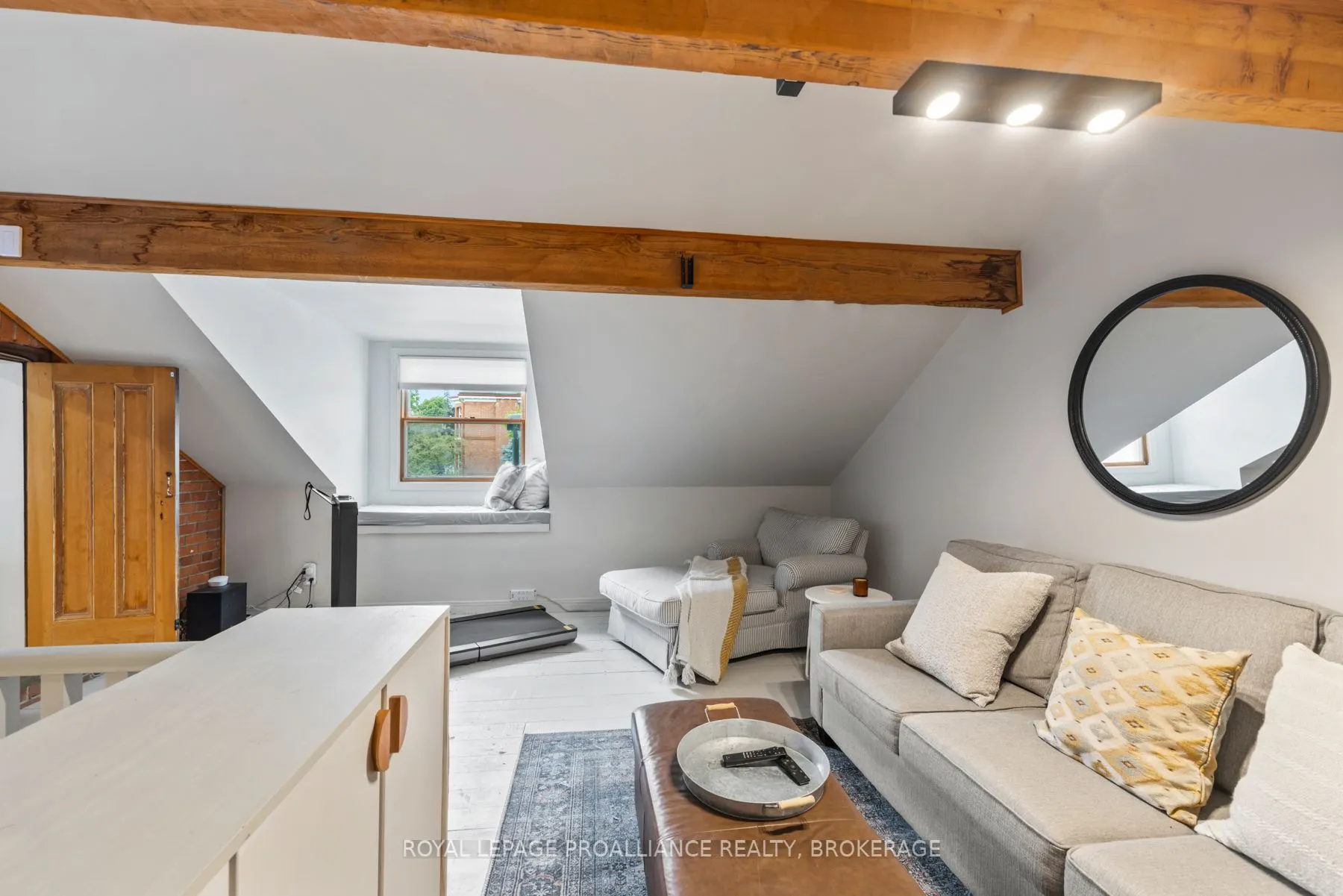 111 Dundas Street W