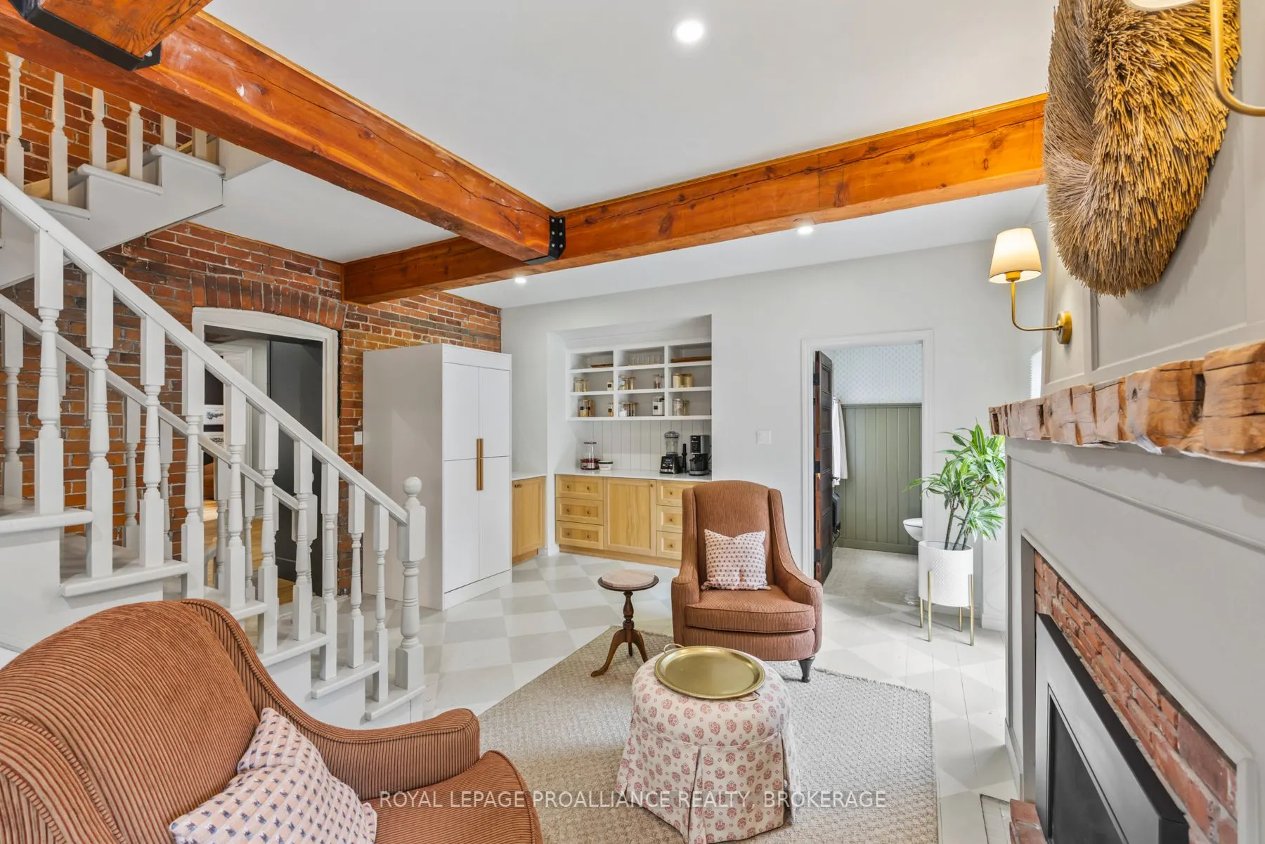111 Dundas Street W