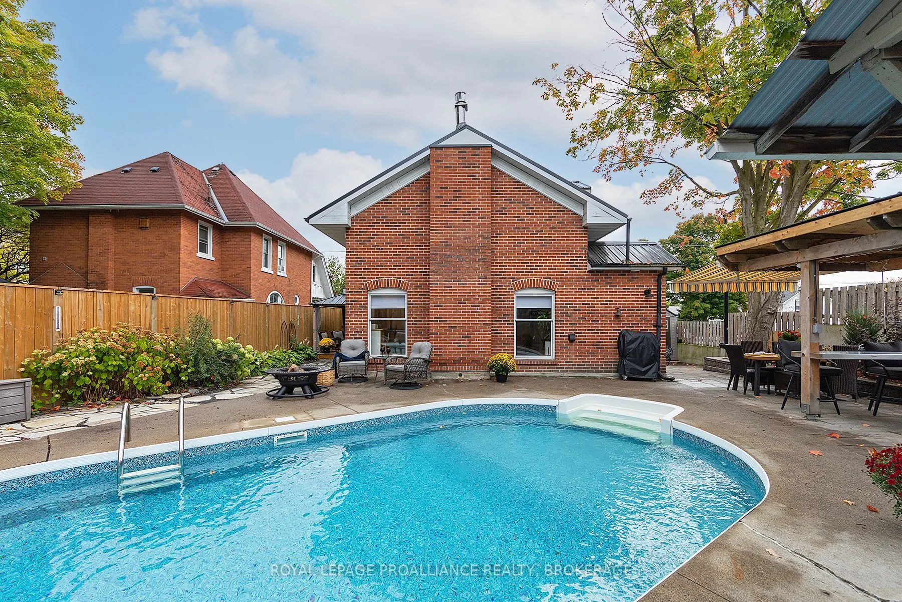 111 Dundas Street W