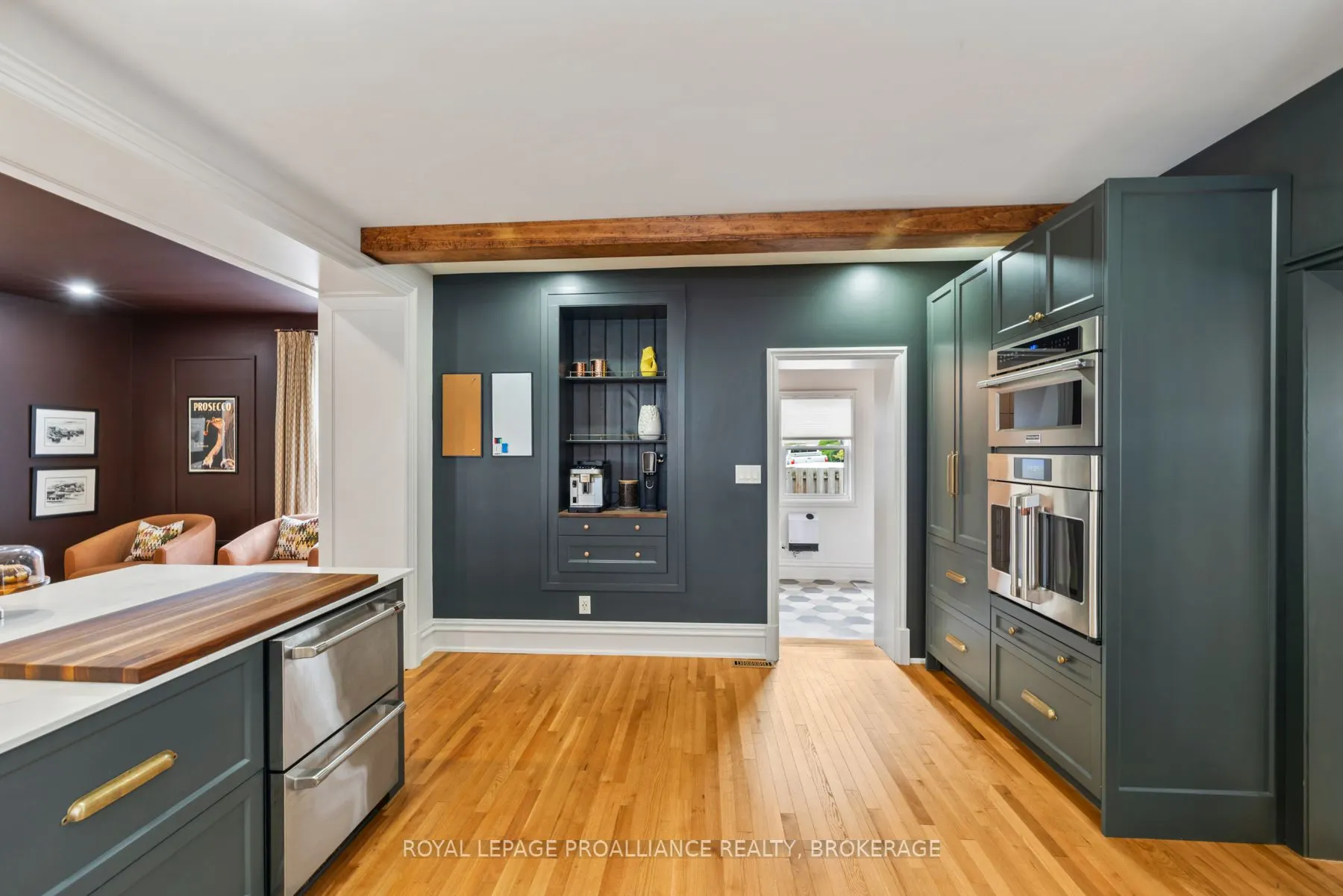 111 Dundas Street W