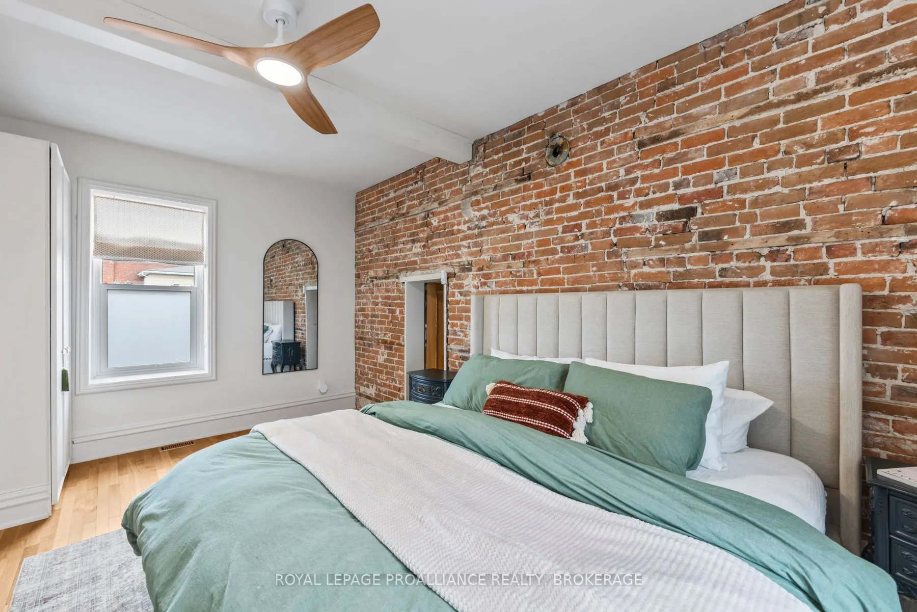 111 Dundas Street W