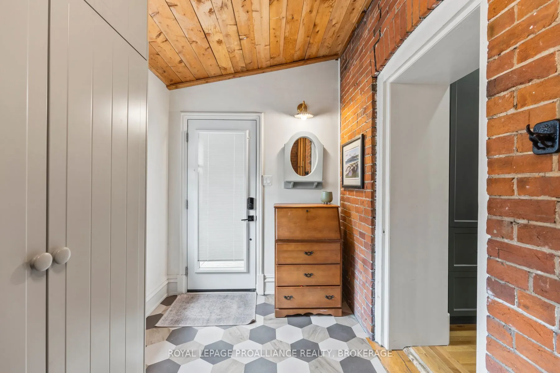 111 Dundas Street W