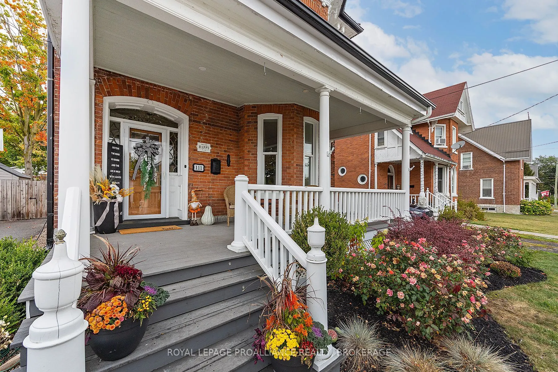 111 Dundas Street W