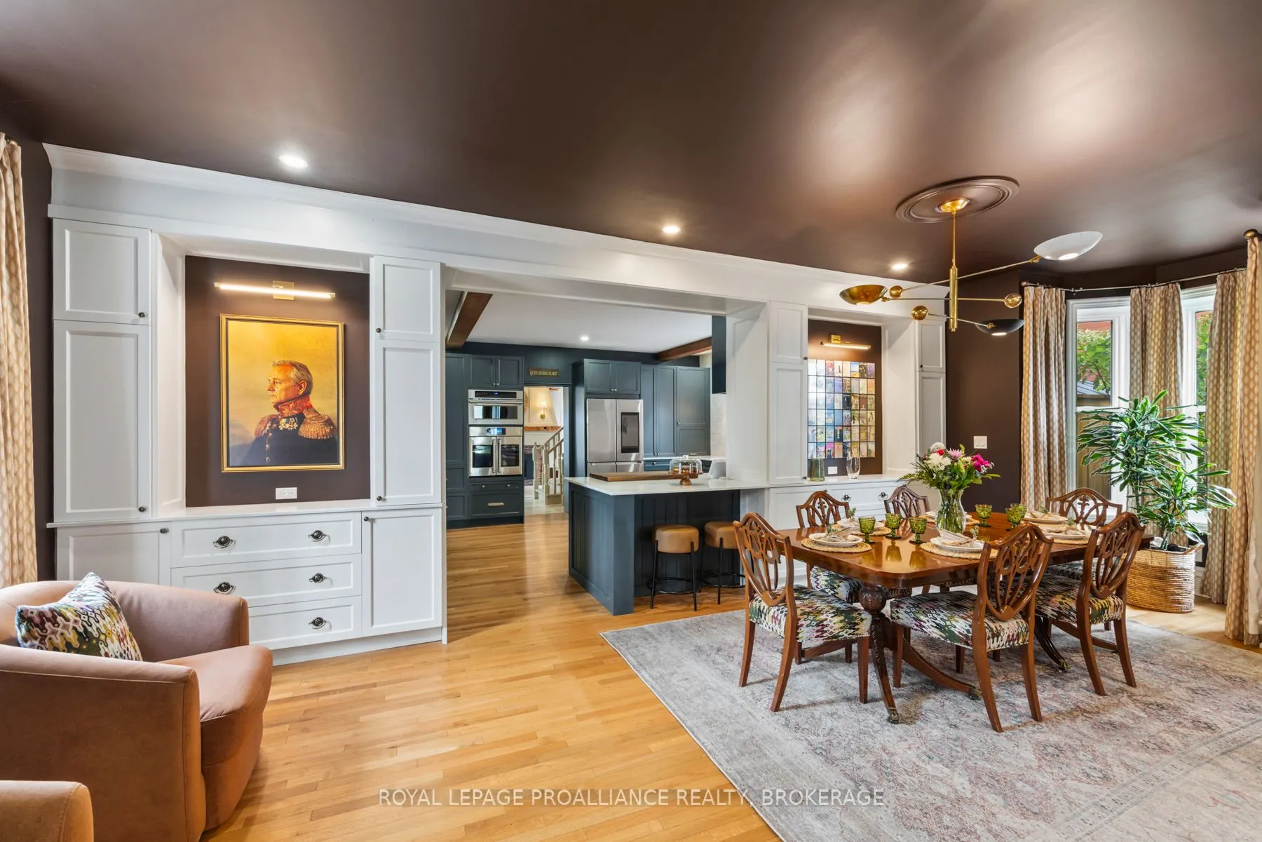 111 Dundas Street W