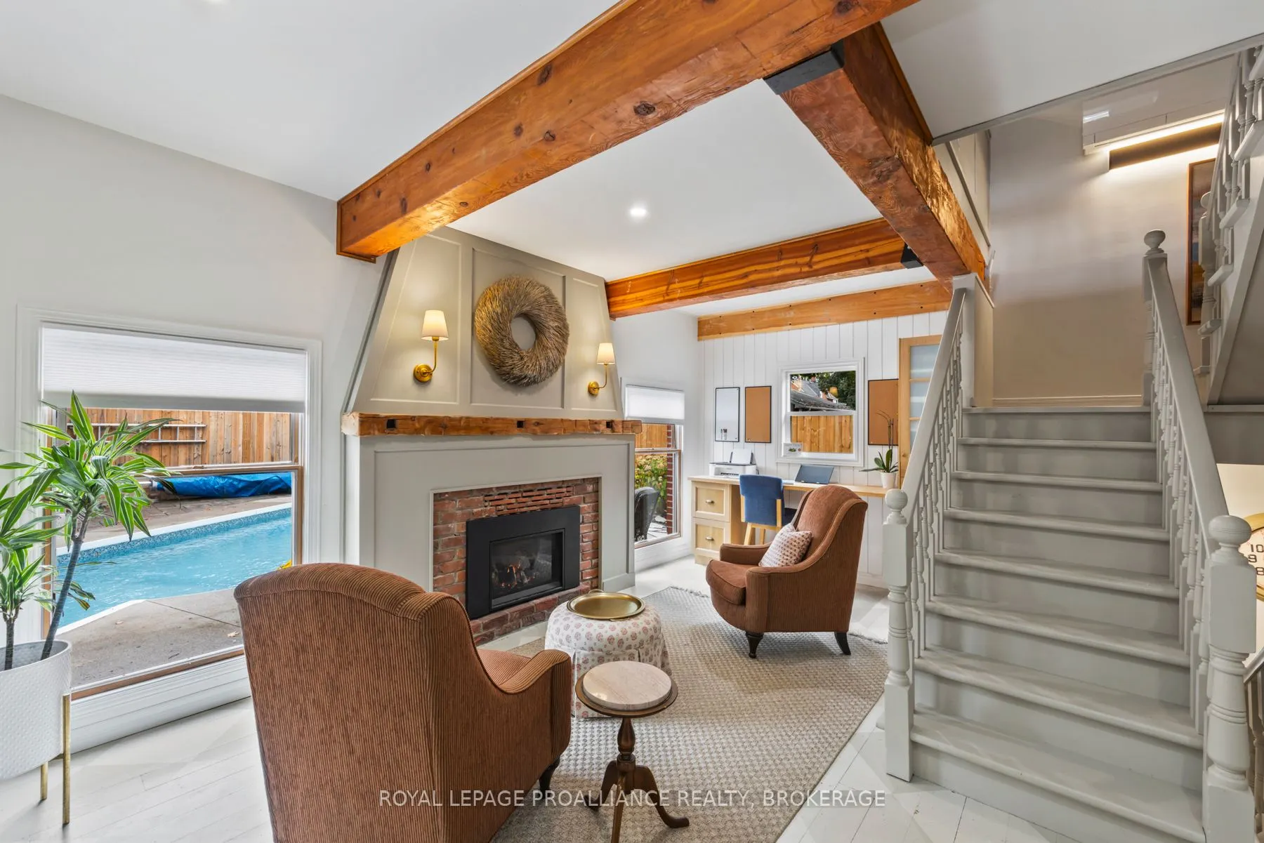 111 Dundas Street W