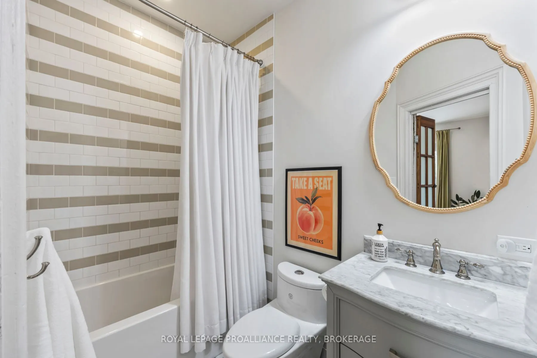 111 Dundas Street W