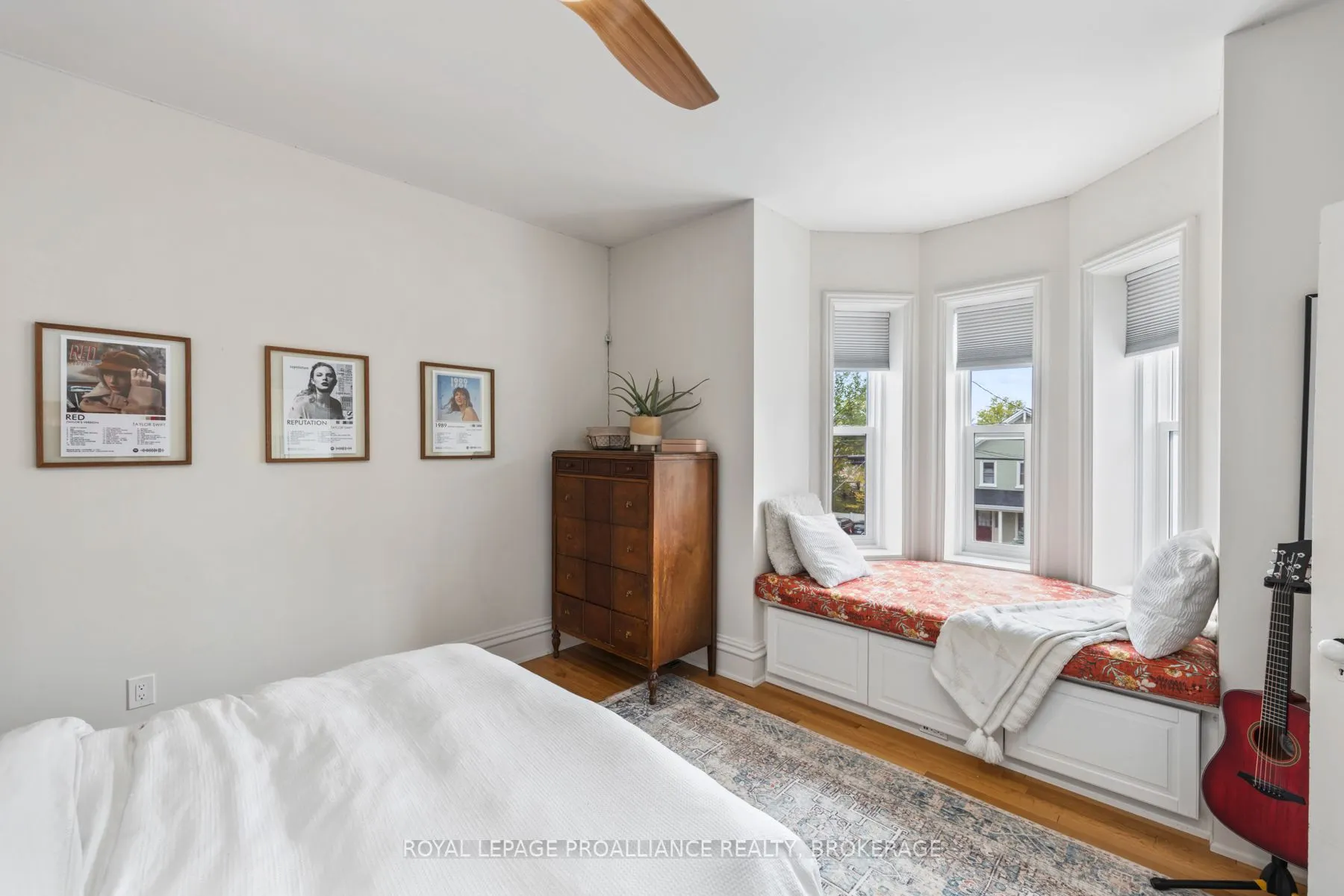 111 Dundas Street W