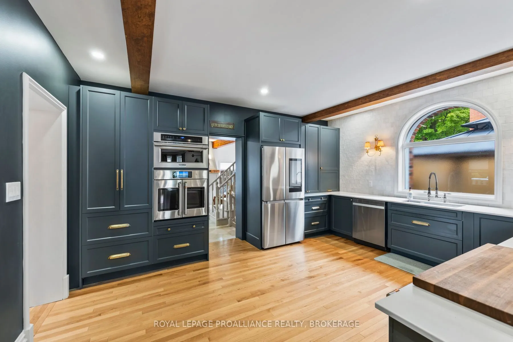 111 Dundas Street W