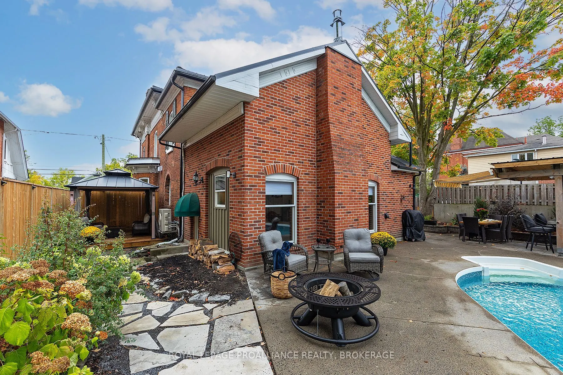 111 Dundas Street W