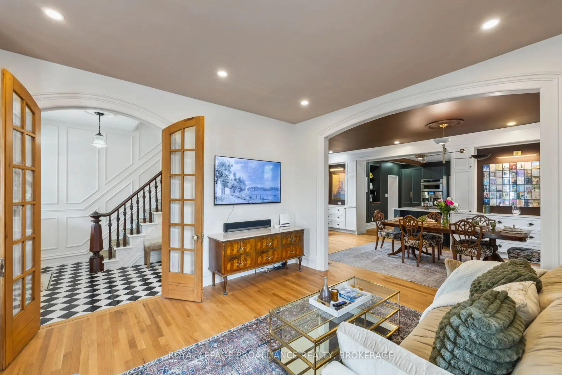 111 Dundas Street W