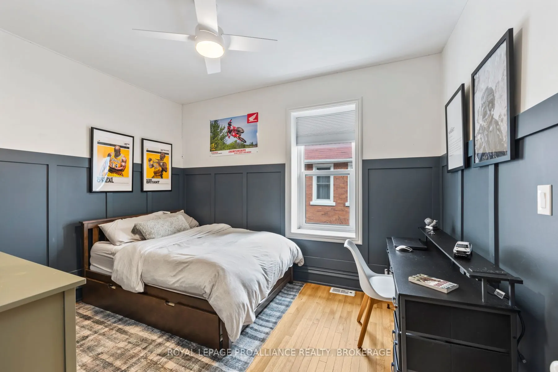 111 Dundas Street W
