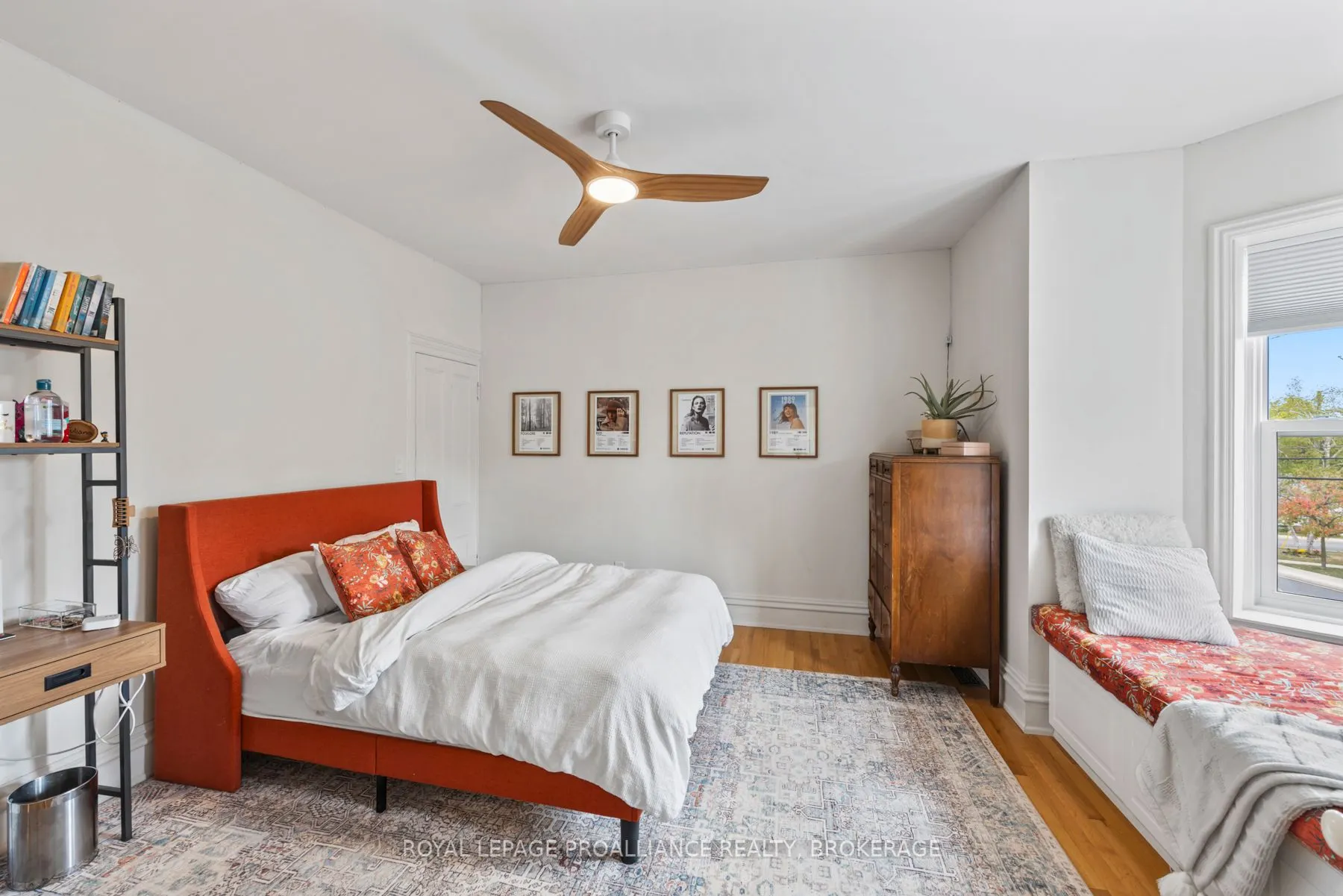 111 Dundas Street W