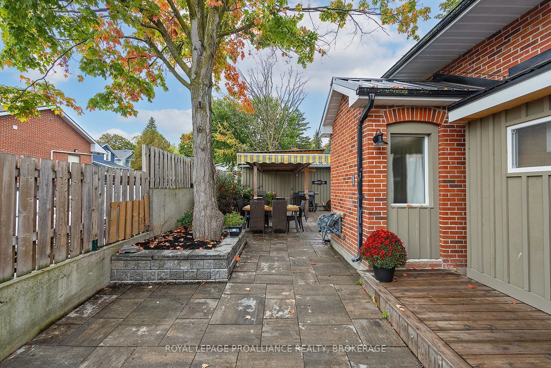 111 Dundas Street W
