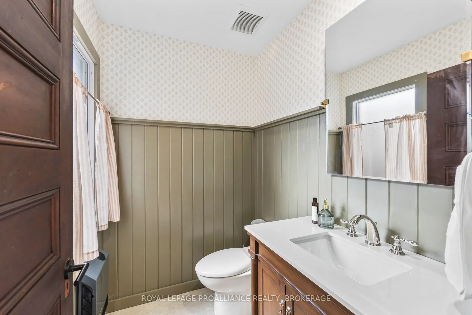 111 Dundas Street W