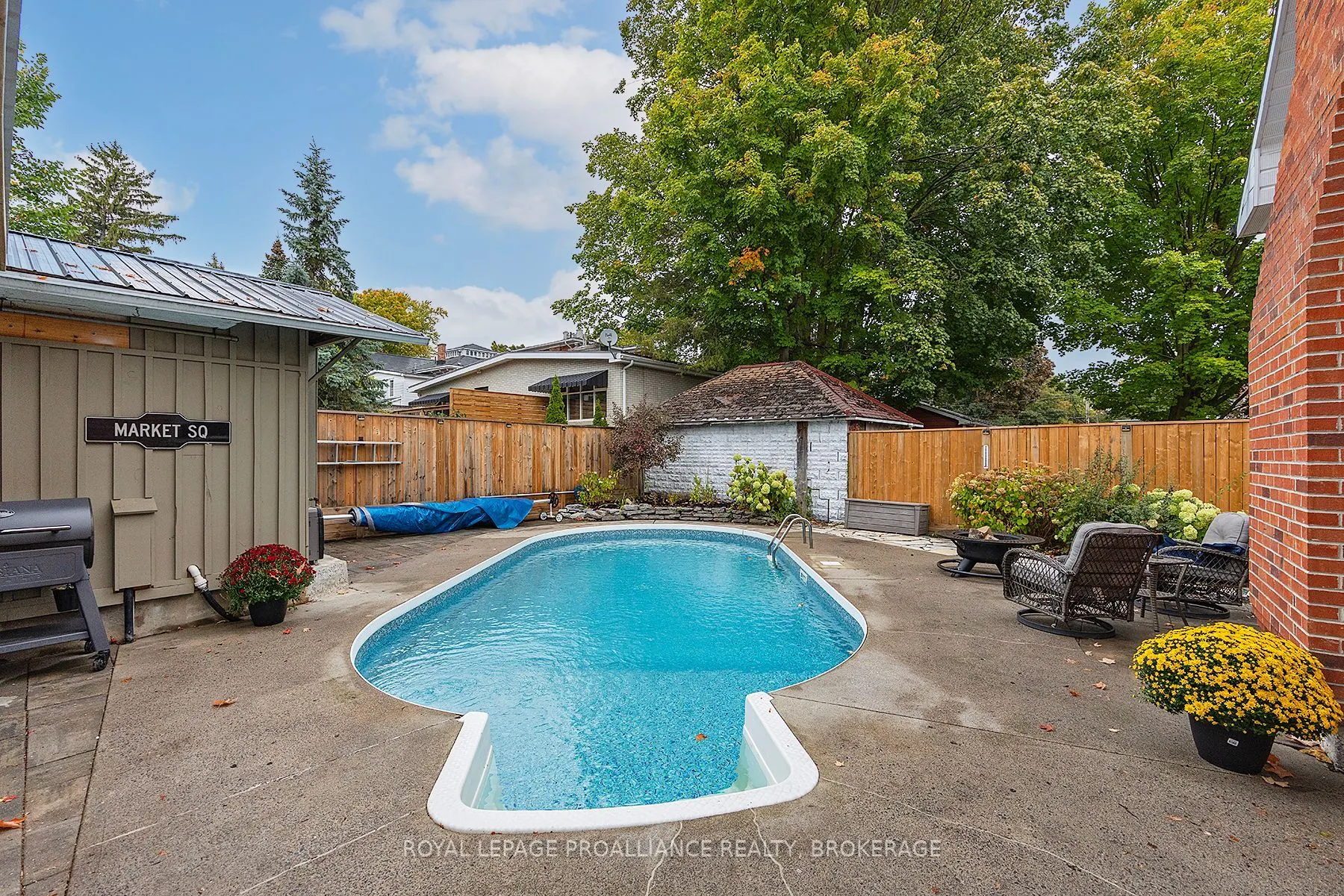 111 Dundas Street W