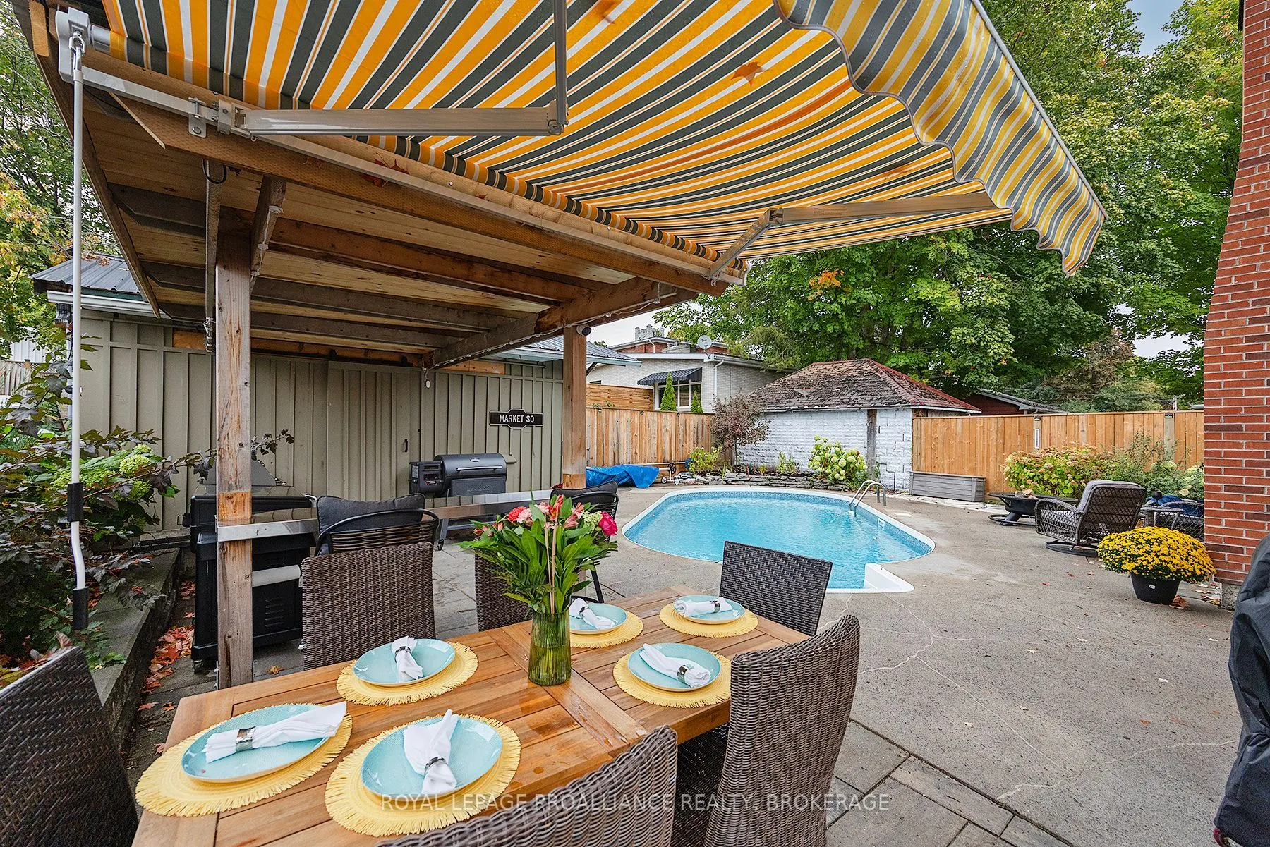 111 Dundas Street W