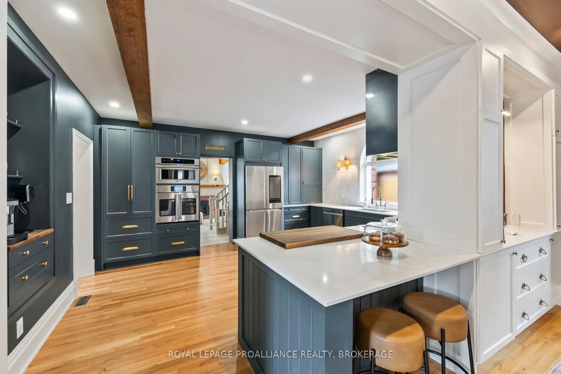 111 Dundas Street W