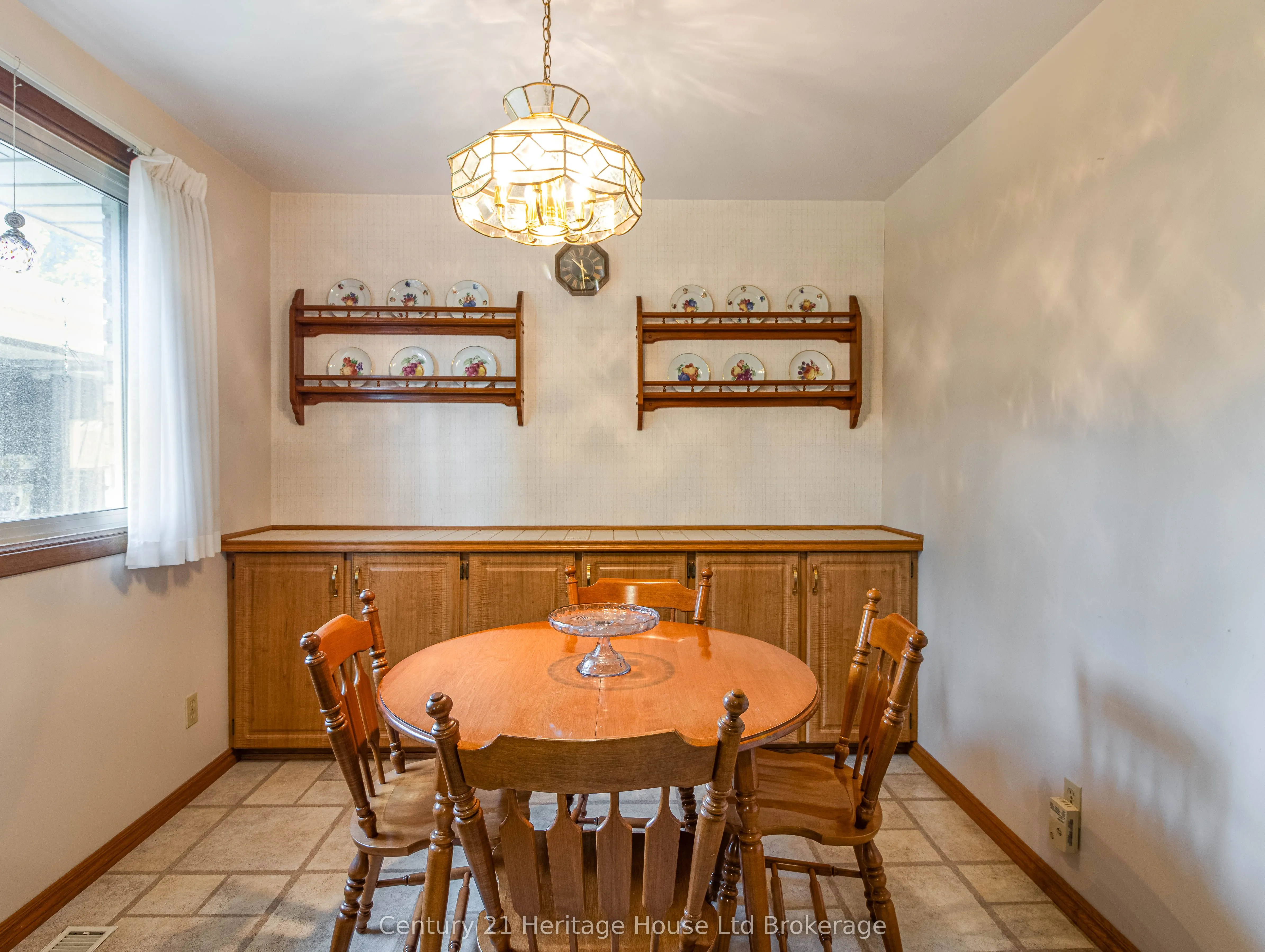 6 Carleton Crescent