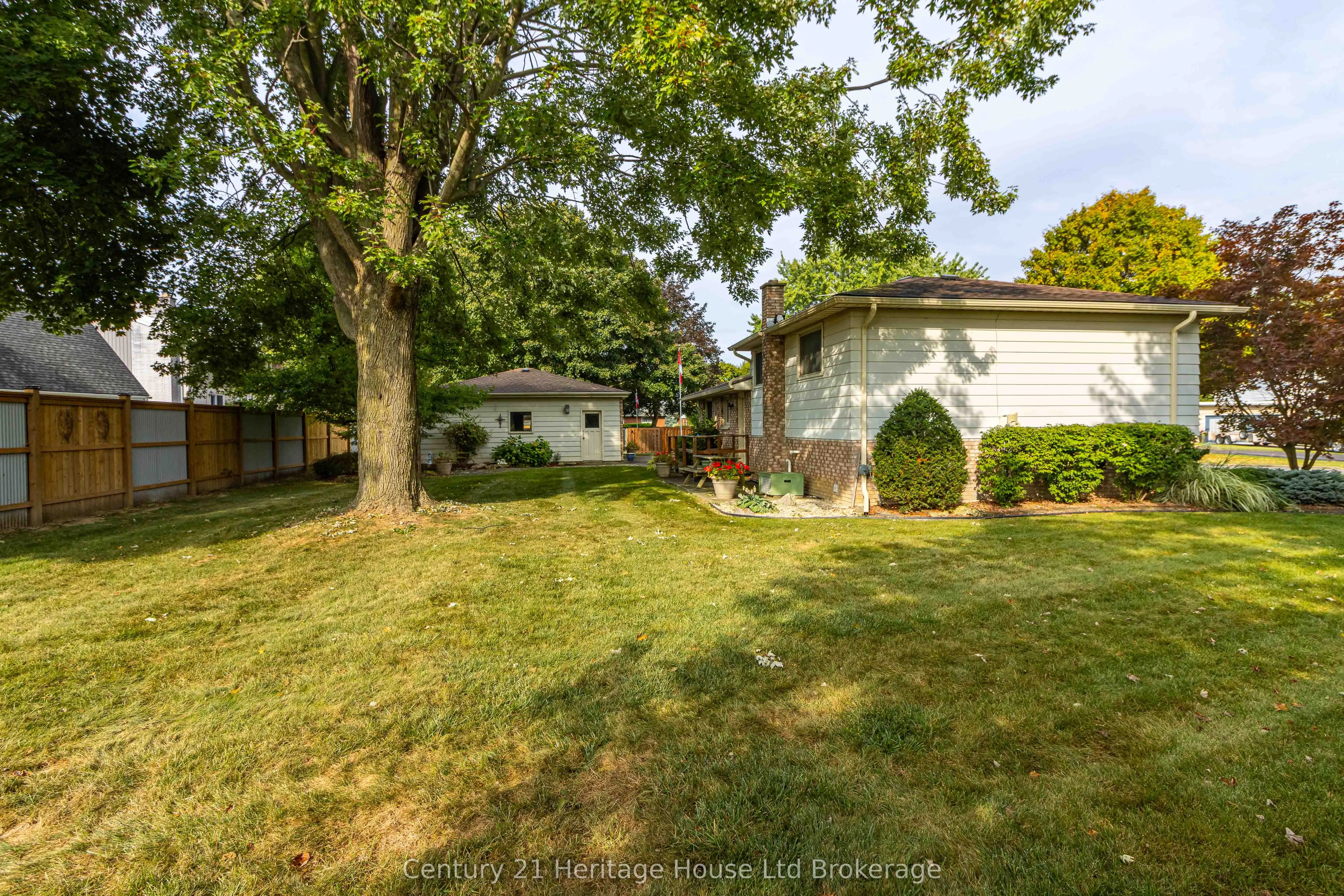 6 Carleton Crescent