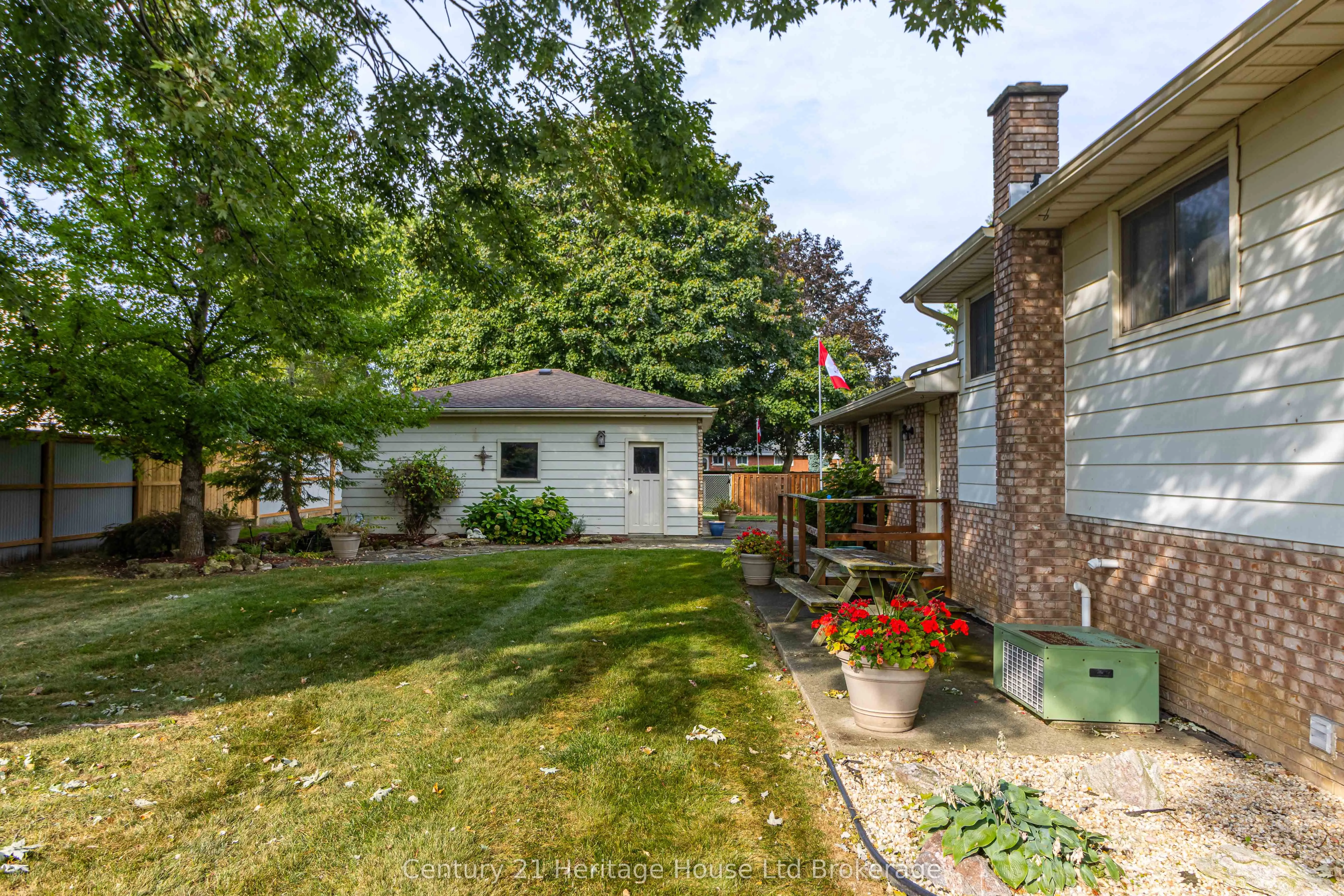 6 Carleton Crescent