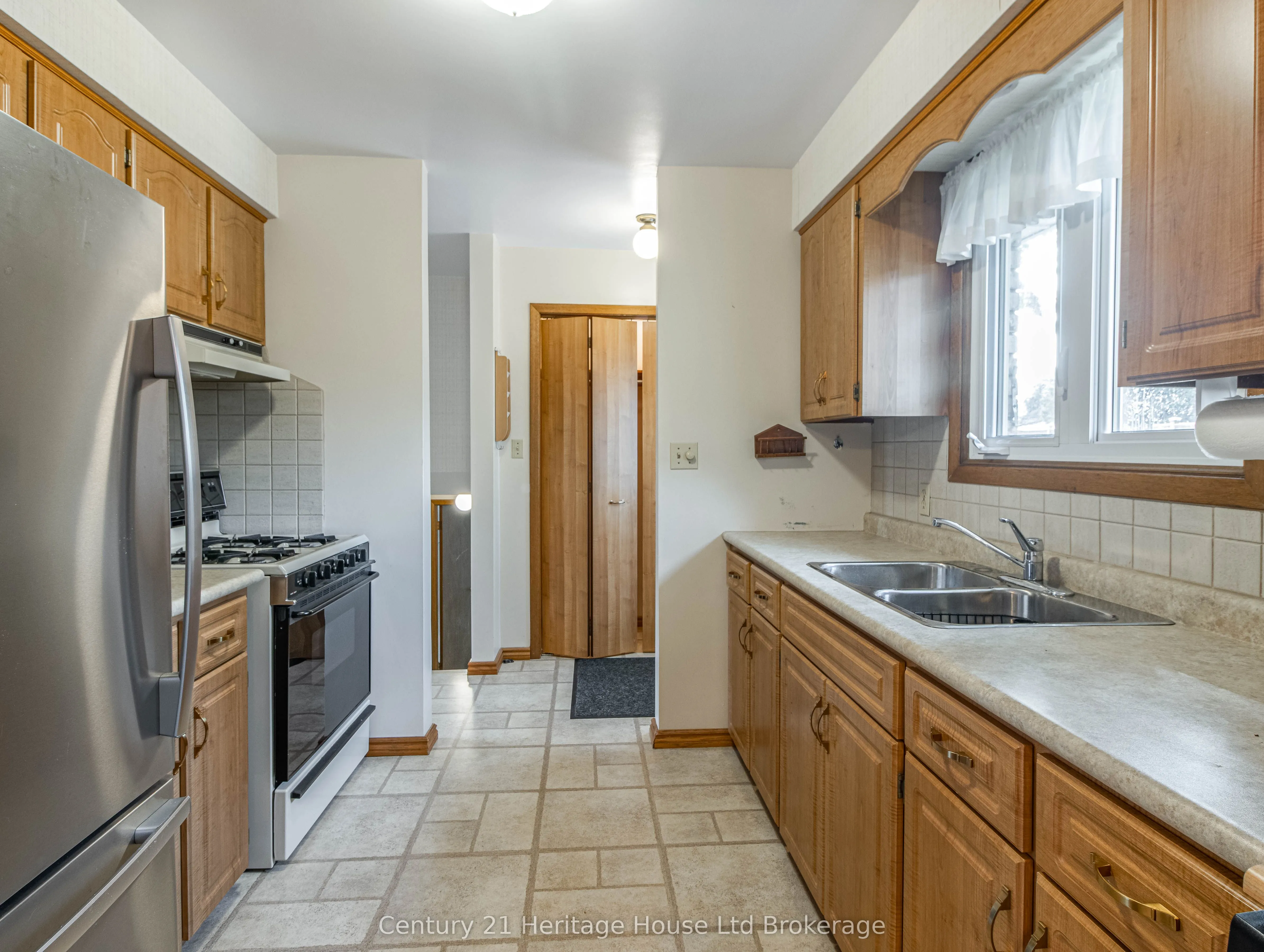 6 Carleton Crescent