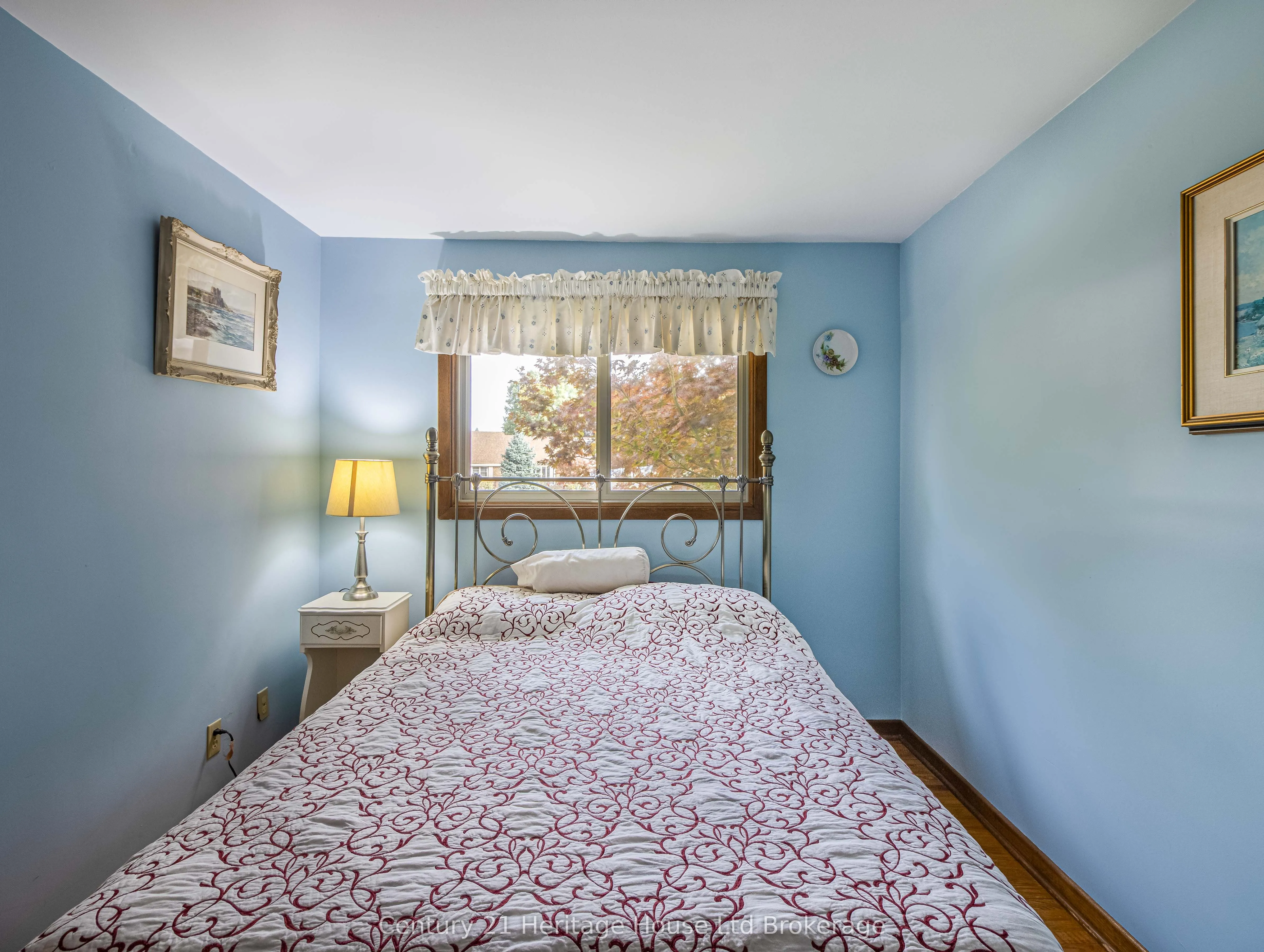 6 Carleton Crescent