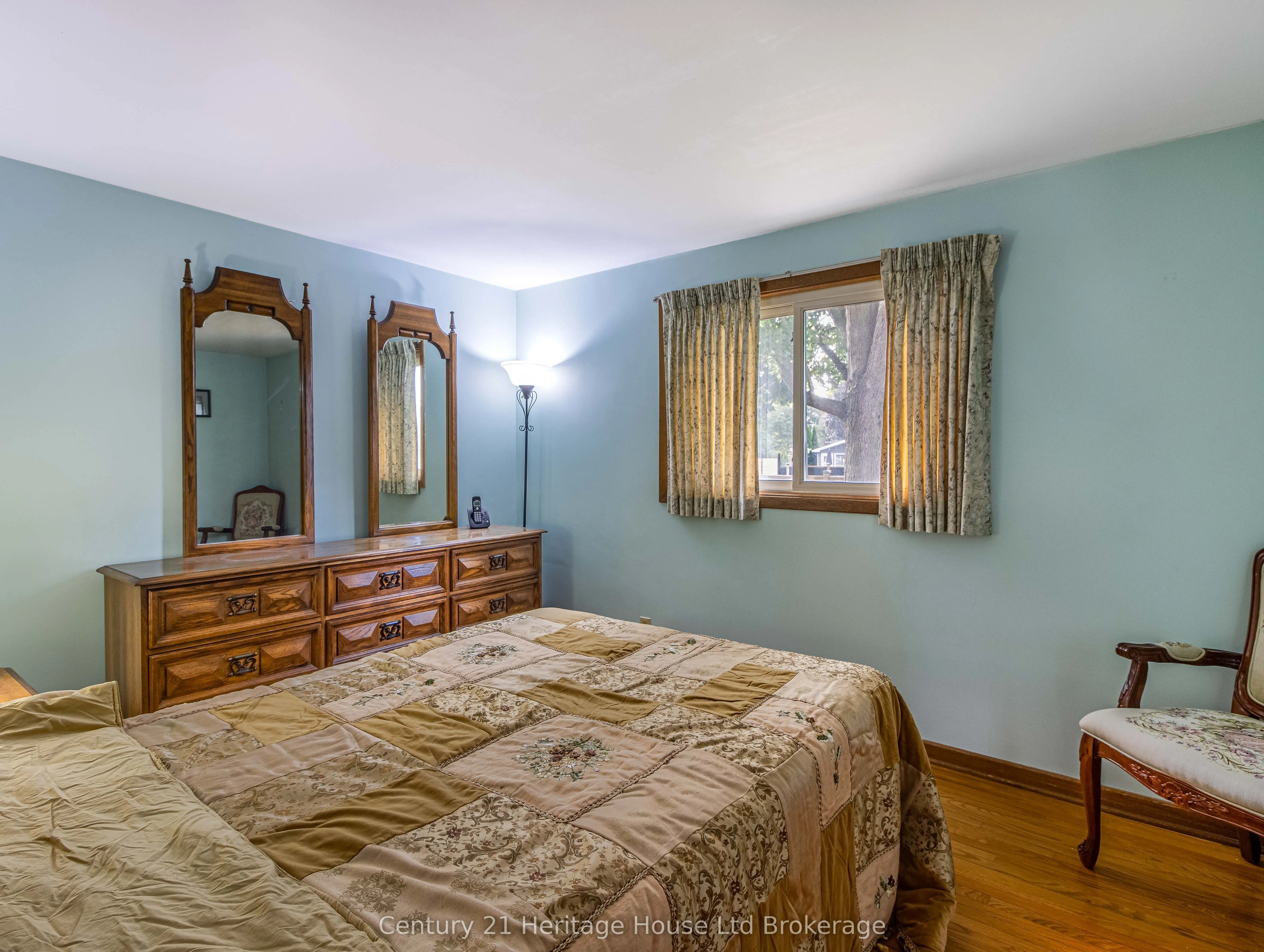 6 Carleton Crescent